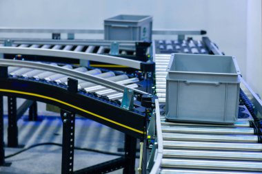 Taşıma bandı üzerindeki plastik kutu .parcels ulaşım sistemi kavramı