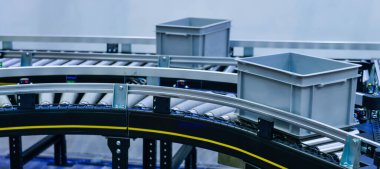 Taşıma bandı üzerindeki plastik kutu .parcels ulaşım sistemi kavramı