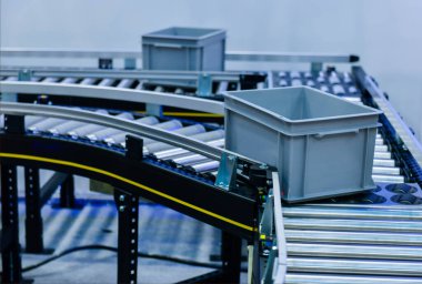 Taşıma bandı üzerindeki plastik kutu .parcels ulaşım sistemi kavramı