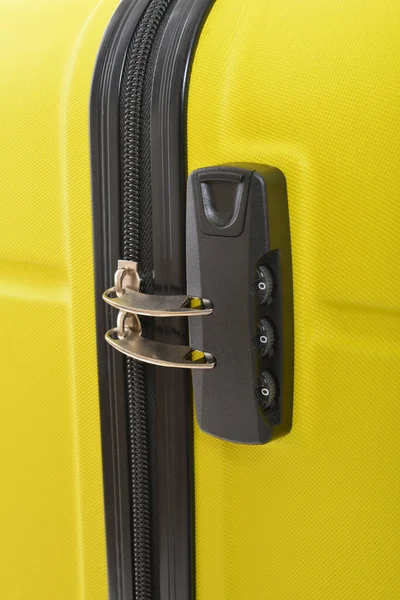 白い背景に黄色の旅行スーツケース — ストック写真