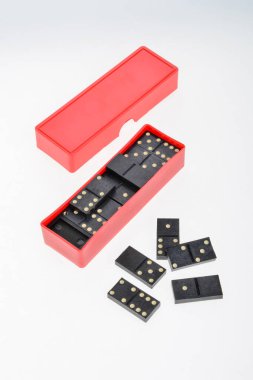 Beyaz arkaplandaki Dominolar.