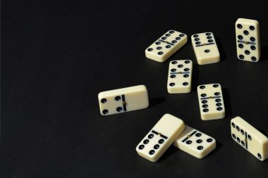 siyah arka plan üzerinde Domino.