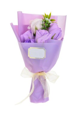 Beyaz arka planda izole edilmiş bir hediye çantasındaki mor güller.