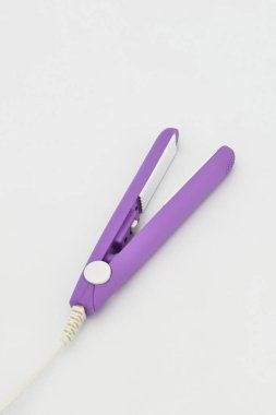 saç maşası beyaz arka plan üzerinde izole