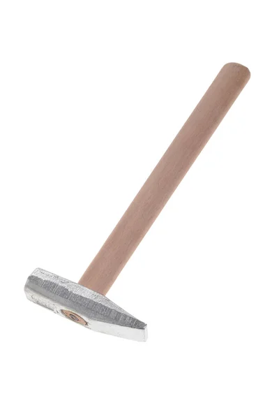 白い背景に長い木製のハンドルを持つ金属ハンマー — ストック写真