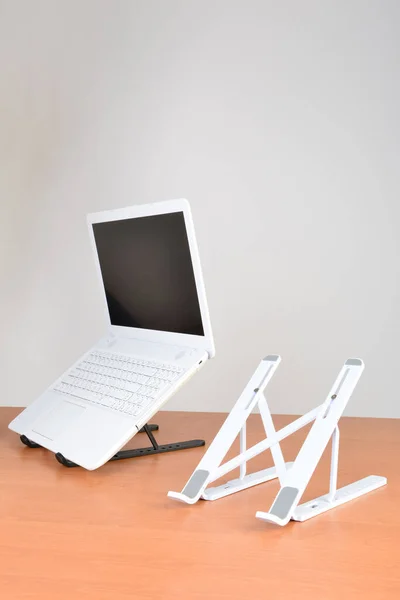 Stojący Uchwyt Laptopa Notebookiem Biurku — Zdjęcie stockowe
