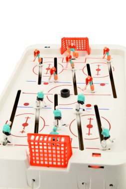 Masa hokeyi oyunu beyaz arkaplanda izole edildi