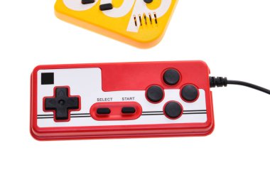 Oyun kumandası beyaz arkaplanda izole edildi