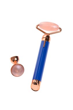 Beyaz arka planda çift başlı yüz masajcısı.