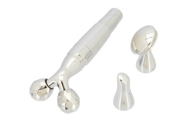 Beyaz arkaplanda üç boyutlu yüz gerdirme silindiri masajı aracı