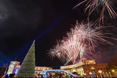 Erivan Cumhuriyet Meydanı, Ermenistan 'da Noel ağacı ve havai fişekler.