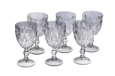 Beyaz arkaplanda izole edilmiş boş gri kristal bardaklar