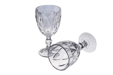 Beyaz arkaplanda izole edilmiş boş gri kristal bardak