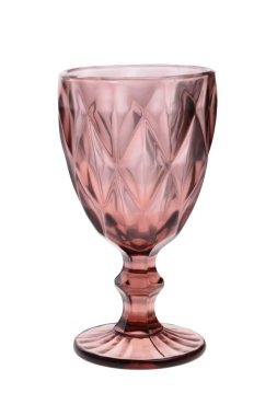 Beyaz arkaplanda izole edilmiş boş kırmızı kristal bardak