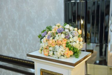 Vazodaki Güzel Yapay Çiçekler