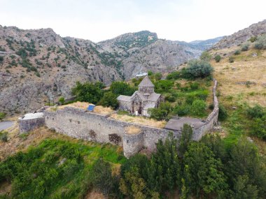 Jermuk yakınlarındaki Arpa nehri kanyonundaki Gndevank manastırı, Ermenistan