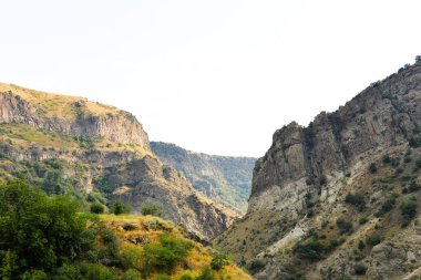 Jermuk yakınlarındaki Arpa nehri kanyonundaki Gndevank manastırı, Ermenistan