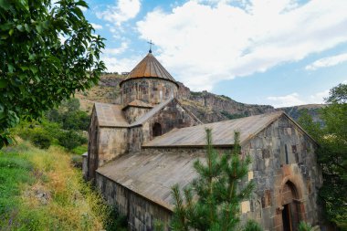 Jermuk yakınlarındaki Arpa nehri kanyonundaki Gndevank manastırı, Ermenistan