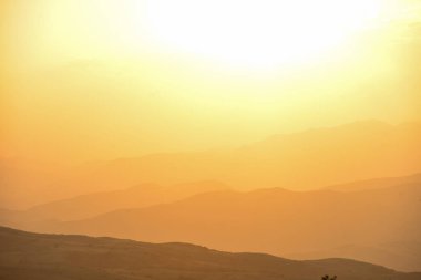 Yazın dağların ardında güzel bir günbatımı.