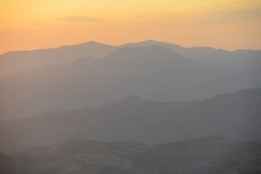 Yazın dağların ardında güzel bir günbatımı.