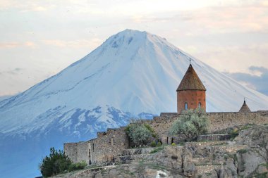 ararat arka planda olan eski Ermeni Kilisesi khor virap.
