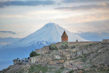 ararat arka planda olan eski Ermeni Kilisesi khor virap.
