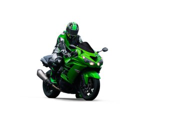 Yeşil bir spor bisikleti üzerinde oturan motosikletli beyaz arka planda izole edilmiş.
