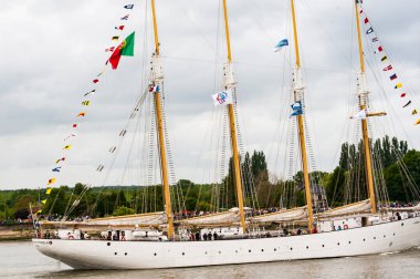 Rouen, Fransa - Temmuz yaklaşık, 2016. Rouen, tekneler galleon Armada sonu Seine Nehri üzerinde gemi. Donanma tekne deniz ulaşım. Fransa çok önemli Uluslararası Festivali sergi geçit töreni.
