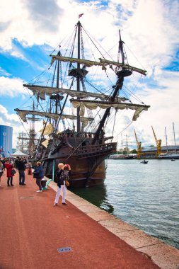 ROUEN, FRANCE 8 HAZİRAN 2019. Donanma rıhtımından manzara, Seine Nehri 'ndeki Rouen' deki en iyi yelkenliler. Dünyanın en büyük yelkenli ve fırkateyn gemisi için uluslararası toplantı..