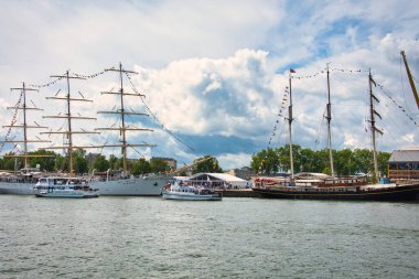 ROUEN, FRANCE 8 HAZİRAN 2019. Seine Nehri 'ndeki Rouen rıhtımındaki en büyük yelkenli sergisi. Dünyanın en büyük yelkenli ve fırkateyn gemisi için uluslararası toplantı..