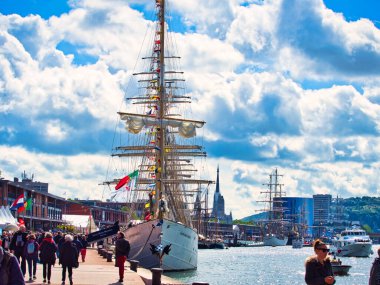 ROUEN, FRANCE 8 HAZİRAN 2019. Donanma rıhtımından manzara, Seine Nehri 'ndeki Rouen' deki en iyi yelkenliler. Dünyanın en büyük yelkenli ve fırkateyn gemisi için uluslararası toplantı..