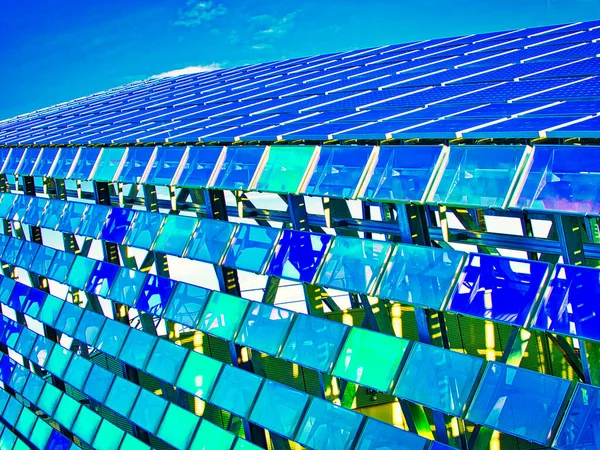 法国鲁昂 2019年6月8日 屋顶建筑上的蓝色和绿色玻璃窗片 有太阳能 图形线 现代凸起 — 图库照片