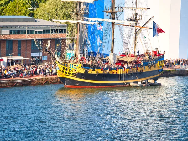 2019年6月8日 阿尔马达的航景在塞纳河的鲁昂船坞展示了最伟大的帆船 世界上最大的旧船和护卫舰国际会议 — 图库照片