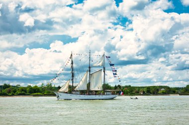 ROUEN, FRANCE June Circa, 2020. Belle poule, uluslararası donanma sergisi için Seine Nehri 'nde yelkenli sürüyor. Eğitim gemisi Brest 'teki denizciler için. Eski güzel gemi..