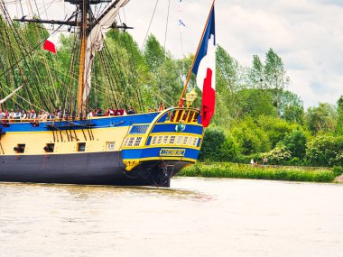 ROUEN, FRANCE - June Circa, 2019. Hermione, Donanma Sergisi için Seine Nehri 'ndeki La Fayette Fırkateyni' nin ünlü kopyası. Rochefort 'ta yapıldı, üç direkli fırkateyn, 54 metre direk, 26 top ateşlendi.