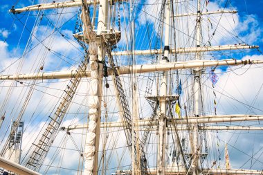Vintage yelkenli gemi direği halat ve olta takımı, uzun gemi direği direği, mavi gökyüzü arka planı