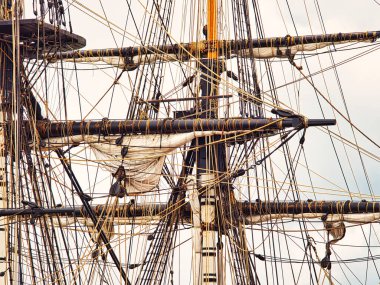 Vintage yelkenli gemi direği halat ve olta takımı, uzun gemi direği direği, mavi gökyüzü arka planı