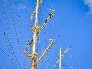 Vintage yelkenli gemi direği halat ve olta takımı, uzun gemi direği direği, mavi gökyüzü arka planı