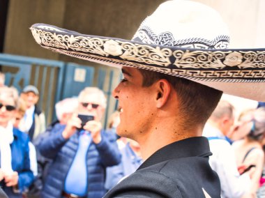 ROUEN, FRANCE - June Circa, 2019. Tanımlanamayan denizciler Donanma Festivali 'nin sokaklarında yürüyorlar, müzik çalıyorlar. Donanma, dünyanın en önemli yelkenlileri Schonners, firkateynlerle, donanmayla buluşuyor..