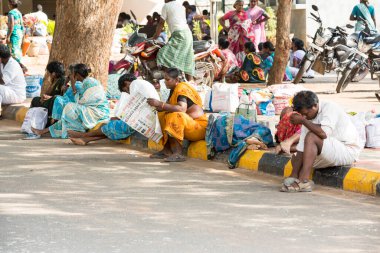 Puducherry, Tamil Nadu, Hindistan - Mart 2020. Bir devlet hastanesi girişi. İnsanlar içeri girmek için bekliyor, yerde oturuyor, hiç bir sosyal uzaklık olmadan..