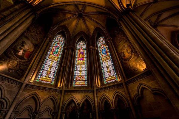 BAYEUX, FRANCE - Eylül 2020. Notre Dame Katedrali, 1862 'de inşa edilmiş gotik kilise. Kocaman kolonlar ve kemerler var. Güzel tonlar ve karanlık ışık, ruhani bir yer..