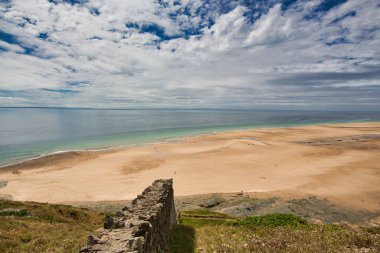 Bulutlu gökyüzü ve doymuş renklerle sahnenin manzarası. Altın saat kum tepeciği, çimen okyanus manzarası. Cotentin Carteret Manche Fransa 'da güzel bir sahil..