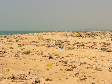 WARANG, MBour, Senegal Ocak 20222. Atlantik Okyanusu 'nun kumsalında Senegal Afrika' da çok fazla çöp plastiği kirliliği var. Plajda tatilin tadını çıkaracak turizm yeri yok.