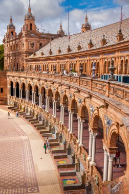 SEVILLA, SPAIN - Haziran 2020 Sevilla 'daki İspanya Meydanı Plaza de Espana' nın geniş açılı Panorama 'sı, kanal, göl, çeşme, kuleler ve binanın ana girişi üzerinde köprüler. Mağribi ve Rönesans canlandırması örneği.