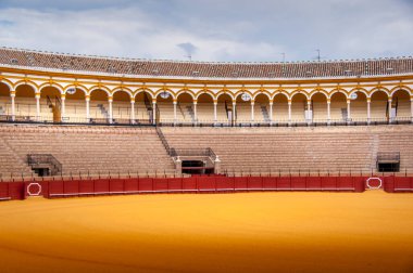 SEVILLE, İSPAN - Mart 2020. Toros de la Maestranza Plaza, içeride, Sevilla 'da. Boğaların eğlenmek için dövüştüğü bir yer. Geleneksel İspanya sporu.