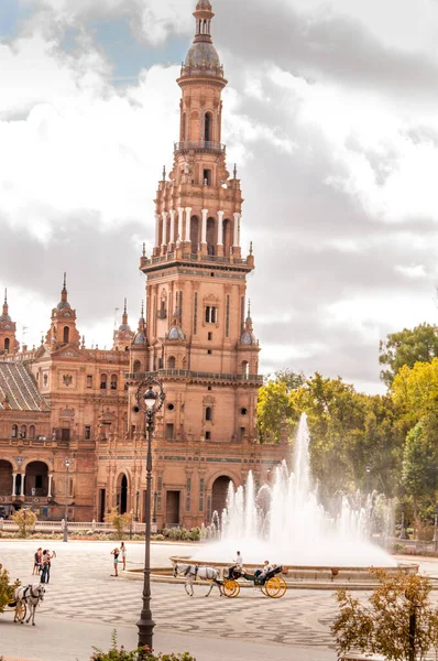 SEVILLE, İSPAN - Haziran 2020. Espana Meydanı. Kuzey Kulesi manzaralı meydan, Seville City Center, İspanya 'da kanal ve sandallar..