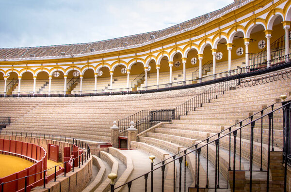 СЕВИЛЛ, ИСПАНИЯ - Март 2020 года. Plaza de Toros de la Maestranza, inside, at Sevilla. Кольцо, где быки используют для борьбы, для развлечения. Традиционный испанский спорт.