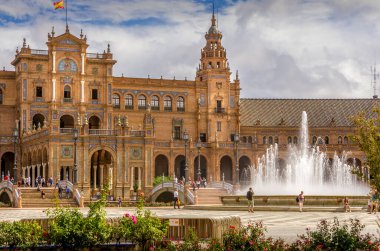 SEVILLA, İSPA - Haziran 2020. Seville 'deki İspanya Meydanı Plaza de Espana Panoraması' nda kanal, göl, çeşme, kuleler ve binanın ana girişi üzerinde köprüler bulunmaktadır. Mağribi ve Rönesans canlandırması örneği.