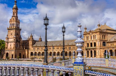 SEVILLE, SPAIN-HAZİRAN 2020 İspanya Meydanı, Plaza de Espana 'daki çeşmenin yanında yürüyen yok. Mağribi ve Rönesans 'ın yeniden doğuşu gibi. Coronavirüs yüzünden turist yok.