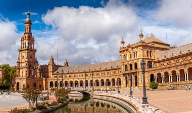 SEVILLA, İSPA - Haziran 2020. Seville 'deki İspanya Meydanı Plaza de Espana Panoraması' nda kanal, göl, çeşme, kuleler ve binanın ana girişi üzerinde köprüler bulunmaktadır. Mağribi ve Rönesans canlandırması örneği.